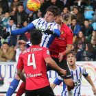 Jesús Berrocal pelea con David Costas y con Aveldaño por un balón en un partido en el que el equipo blanquiazul abusó del juego directo.