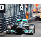 Nico Rosberg cruza en primer lugar la meta del circuito monegasco en el que le escoltaron en el podio los ‘red bull’ de Vettel y Webber. Alonso sólo pudo ser séptimo.