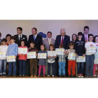 Foto de familia de la entrega de premios del concurso anual de dibujo y cuentos de Mansurle, celebrada ayer en Villamañán.