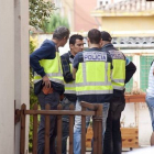 Agentes de la Policía Nacional, durante el registro que han realizado en la vivienda donde fue detenido el presunto pederasta del barrio madrileño de Ciudad Lineal.