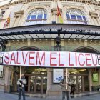 Varios empleados protestan por el ERE en el Liceo.