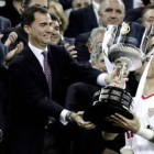 El capitán del Sevilla Palop  recibe el trofeo de manos del Príncipe Felipe.