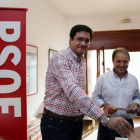 El secretario general del PSOE en el Senado, Oscar López (I) junto al portavoz del PSOE en Segovia, Juan Luis Gordo (D),vota para elegir al nuevo secretario general del partido PSCyL-PSOE