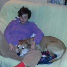 La enfermera Teresa Romero con su perro 'Excálibur' en su casa.