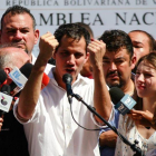 El presidente de la Asamblea Nacional de Venezuela, el opositor Juan Guaido  habla  durante un cabildo abierto en Caraballeda.