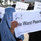 Una mujer pide paz en Afganistán. JALIL REZAYEE