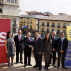 Los firmantes del convenio posan para una foto de familia.