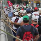 La marcha, secundada por participantes de la marcha de 1992, en el momento de abandonar León.