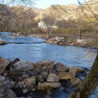 La zona acondicionada para el eslalon de piraguas en aguas bravas está situado entre la localidad de Alejico y el paraje de playa la Canalina, en Sabero.