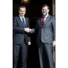 Zapatero y Rajoy se saludan en su última reunión el 28 de marzo