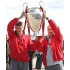 Rafa Benítez y Steven Gerrad, con el trofeo de la Champions