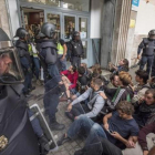 Los Mossos se llevan las urnas, en el instituto Jaume Balmes de Barcelona