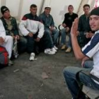 Varios de los 18 inmigrantes que llegaron ayer a Almería