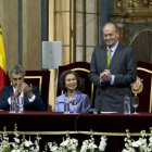 El rey saluda tras su intervención que clausuró la conmemoración oficial del bicentenario de la Constitución de Cádiz.