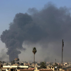 Una columna de humo se eleva en Mosul.