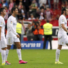 Cristiano, James y Bale abandonan el césped de El Molinón.