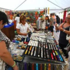 Imagen de los puestos de la Feria de Arte Creativo situada en la plaza Fernando Miranda.