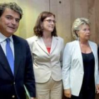 El secretario de Asuntos Europeos, Pierre Lellouche, junto a representantes de la CE y Eric Besson