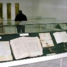 Esperanza Marcos muestra algunos de los documentos de esta exposición astorgana