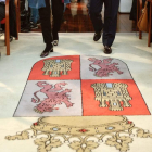 El escudo de Castilla y León en una de las alfombras de la sede de la Junta.