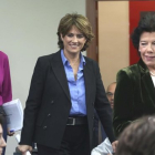 Las ministras Isabel Celaá, Dolores Delgado y Reyes Maroto en rueda de prensa en la Moncloa.