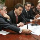 El alcalde, con el plano, junto a los ediles de Urbanismo y Fomento