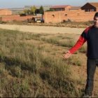 El alcalde de Algadefe muestra el solar en el que se levantarán las viviendas de protección.