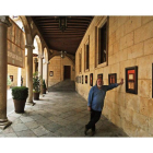 El artista Juan Carlos Uriarte posa junto a una de las obras de su exposición ‘Los Paraísos Perdidos’, en el patio de la Diputación. CUEVAS