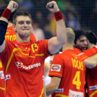 Tres exademaristas celebran el triunfo ante Alemania que mete a España en la lucha por las medallas: Aginagalde en primer término, Montoro y Antonio García.