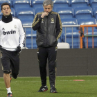 Arbeloa entrenando bajo la mirada de Mourinho.