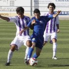 Piku se lleva el balón entre dos jugadores vallisoletanos.