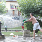 La famosa Fiesta del Agua de Molinaseca volverá a vivir una nueva edición este domingo a partir de las ocho de la mañana en la calle Real.