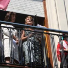 Ana Rosa Sopeña e Isabel Alonso, durante el pregón, en el balcón del Ayuntamiento.