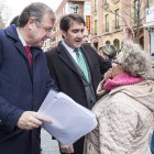Silván y Suárez-Quiñones, ayer durante su paseo por el barrio del Crucero. FERNANDO OTERO PERANDONES