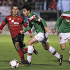 El jugador del Athletic Susaeta escapa de Raúl García del Mirandés durante el partido de ayer en Miranda de Ebro.