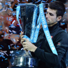 Djokovic repitió éxito en la Copa de Maestros. El serbio levantó ayer el trofeo de campeón.