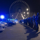 Agentes de policía franceses concentrados en el puerto de Marsella.