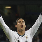 Ronaldo celebra el primero de sus tres goles ante el Deportivo de La Coruña en el Santiago Bernabéu.