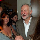 Corbyn conversa con partidarios suyos durante un acto electoral, en Londres, este martes.