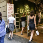 Ambiente en el último de rebajas de verano en Barcelona.