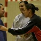 El técnico, Diego Soto, con las dos brasileñas del equipo leonés