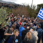 Manifestantes con carteles y banderas griegas durante una marcha contra la construcción de un 'hotspot' en Kos, el 14 de febrero.