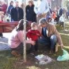 El alcalde con uno de los niños que desde ayer tiene su árbol