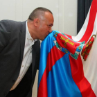 El nuevo presidente del Consejo Comarcal del Bierzo, el socialista Gerardo Álvarez Courel, besa la bandera del Bierzo al finalizar el pleno de constitución