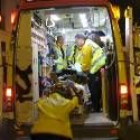 Los servicios de emergencias suben a la ambulancia al joven apuñalado