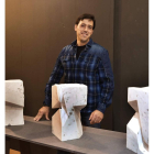 José Luis Casas posa con una de sus obras. CUEVAS