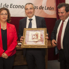 La decana del Colegio de Economistas, Nuria González Rabanal, con el Premio Fernando Becker, Javier Fernández, y el gerente de la Fundación Monteleón, Francisco García Paramio. FERNANDO OTERO