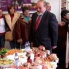 En la Feria de Febrero de la ciudad, Valín pudo degustar productos elaborados por las alumnas