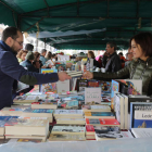 Imagen del pasado Día del Libro, que tuvo lugar frente a Botines, donde también se asentará la feria de este año. SECUNDINO PÉREZ