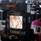 Un joven juega en la Campus Party, donde se debate sobre tecnología y educación.